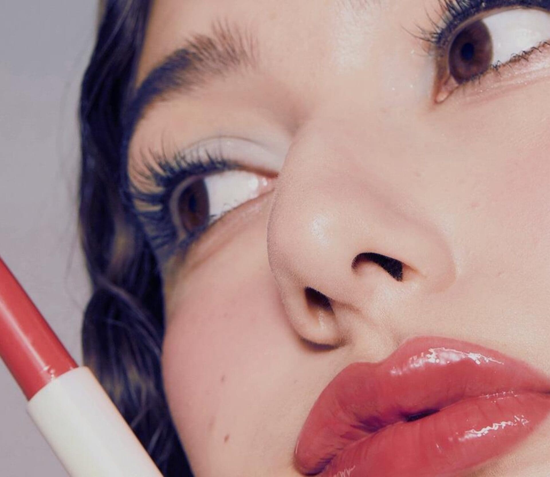 “SHEGLAM lip makeup close-up featuring glossy red lips – viral SHEGLAM cosmetics now available in New Zealand.”